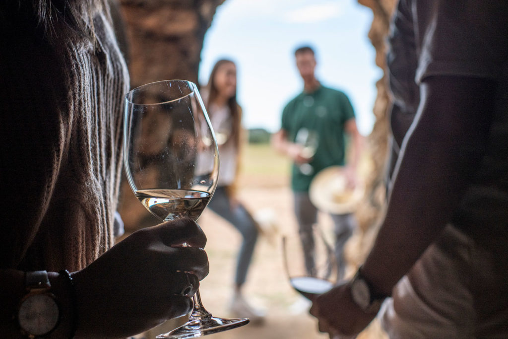 Imatge de tast de vins en una visita d’enoturisme a Cellers Avgvstvs Forvm
