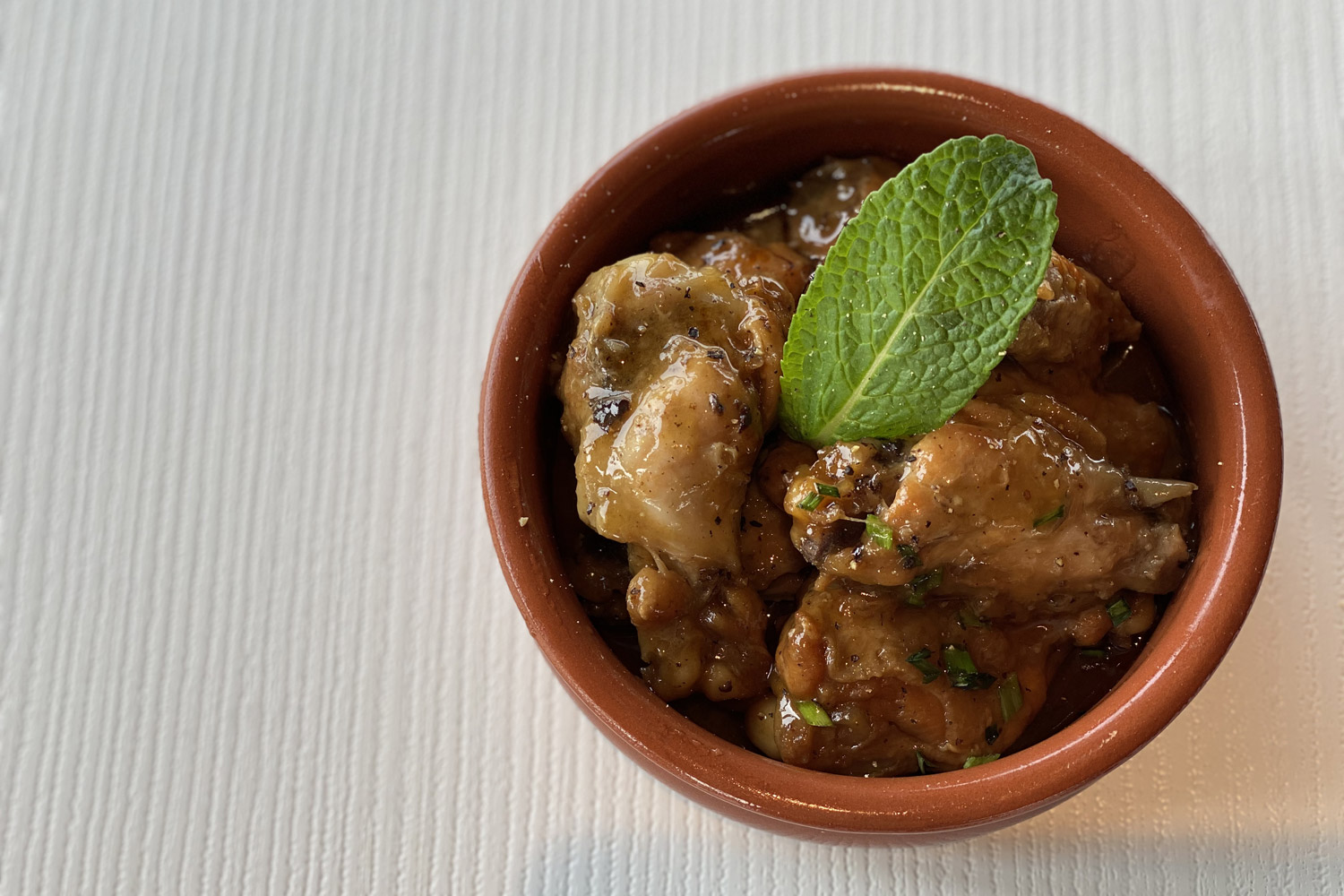 Aperitivo con carne y menta